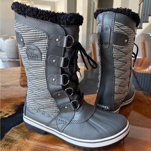 NWOT SOREL Tofino II Women's Black and Gray Winter Boots - 7.5